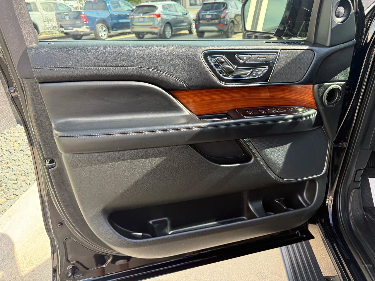 Used 2018 Lincoln Navigator Select w/ Cargo Package AWD/4WD image 12