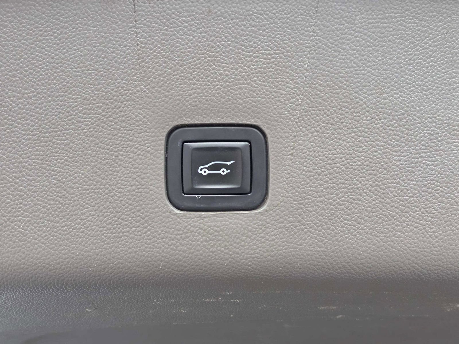Used 2019 Chevrolet Traverse LT FWD image 14