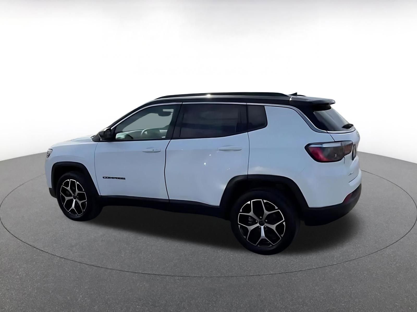 Used 2025 Jeep Compass Limited image 10