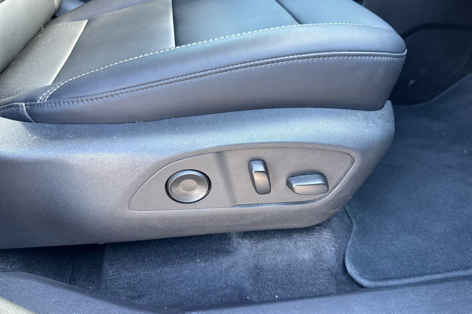 Used 2026 GMC Acadia Elevation w/ Elevation Premium Package FWD image 24