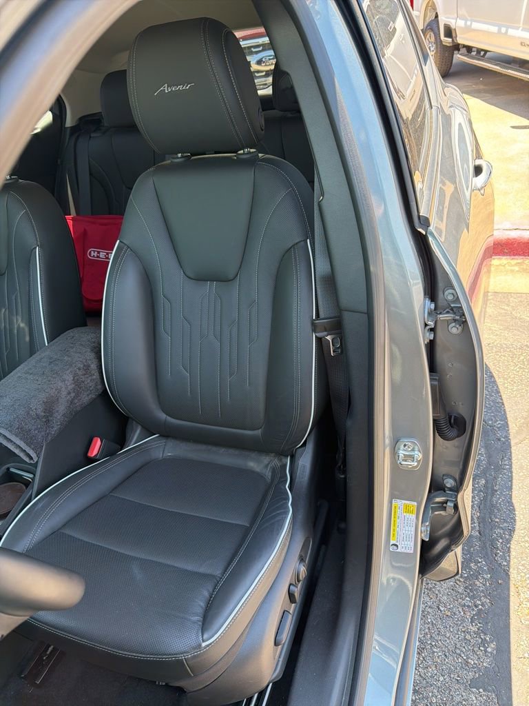 Used 2025 Buick Encore GX Avenir w/ Avenir Convenience Package FWD image 5