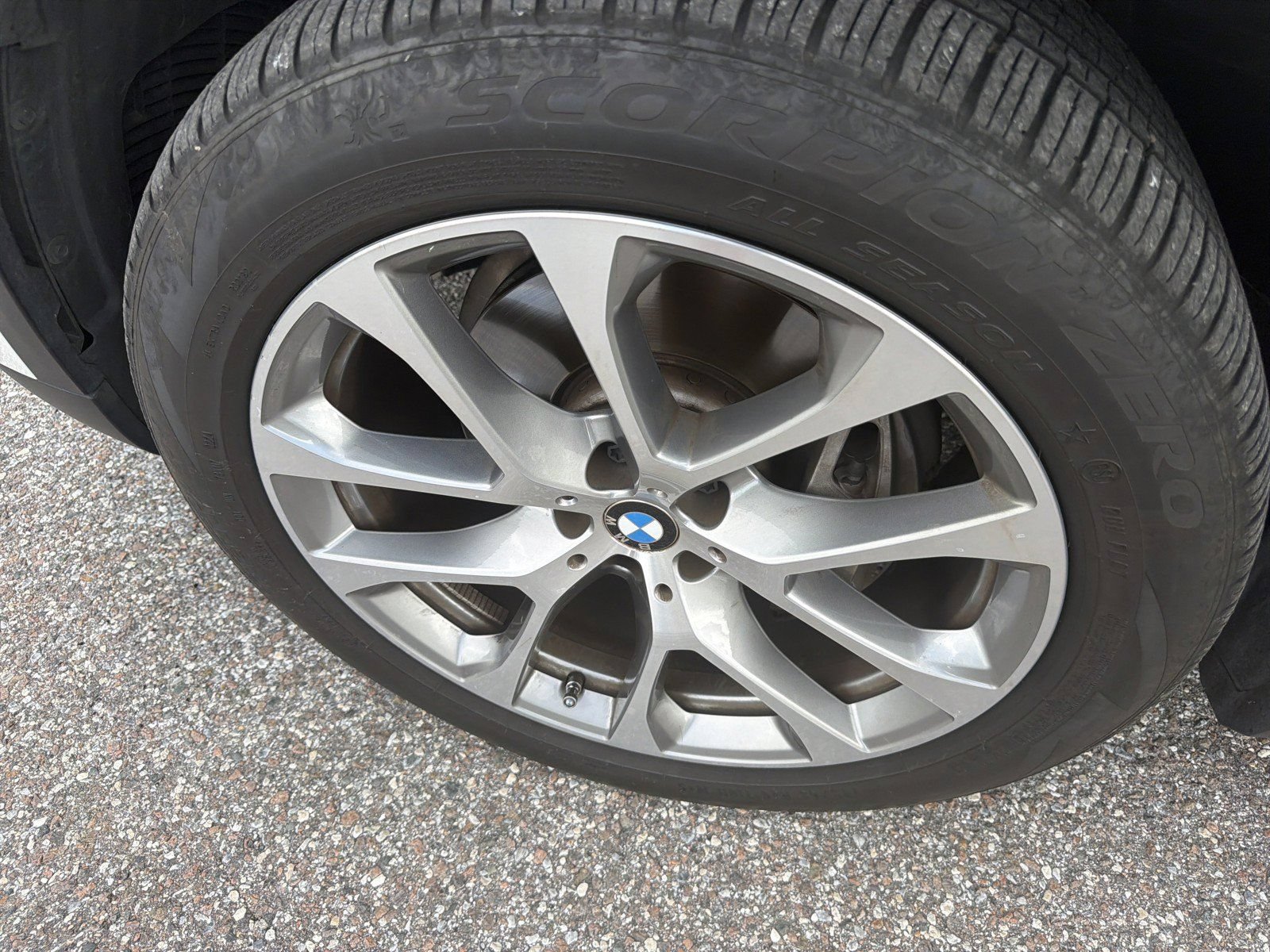Used 2024 BMW X5 xDrive40i w/ Parking Assistance Package AWD/4WD image 10