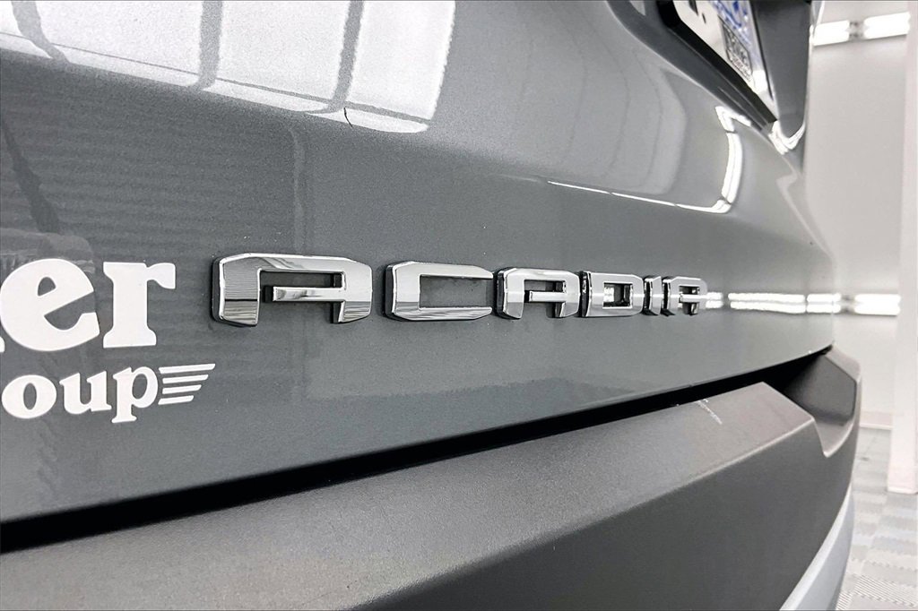 Used 2023 GMC Acadia SLE w/ Driver Convenience Package image 8