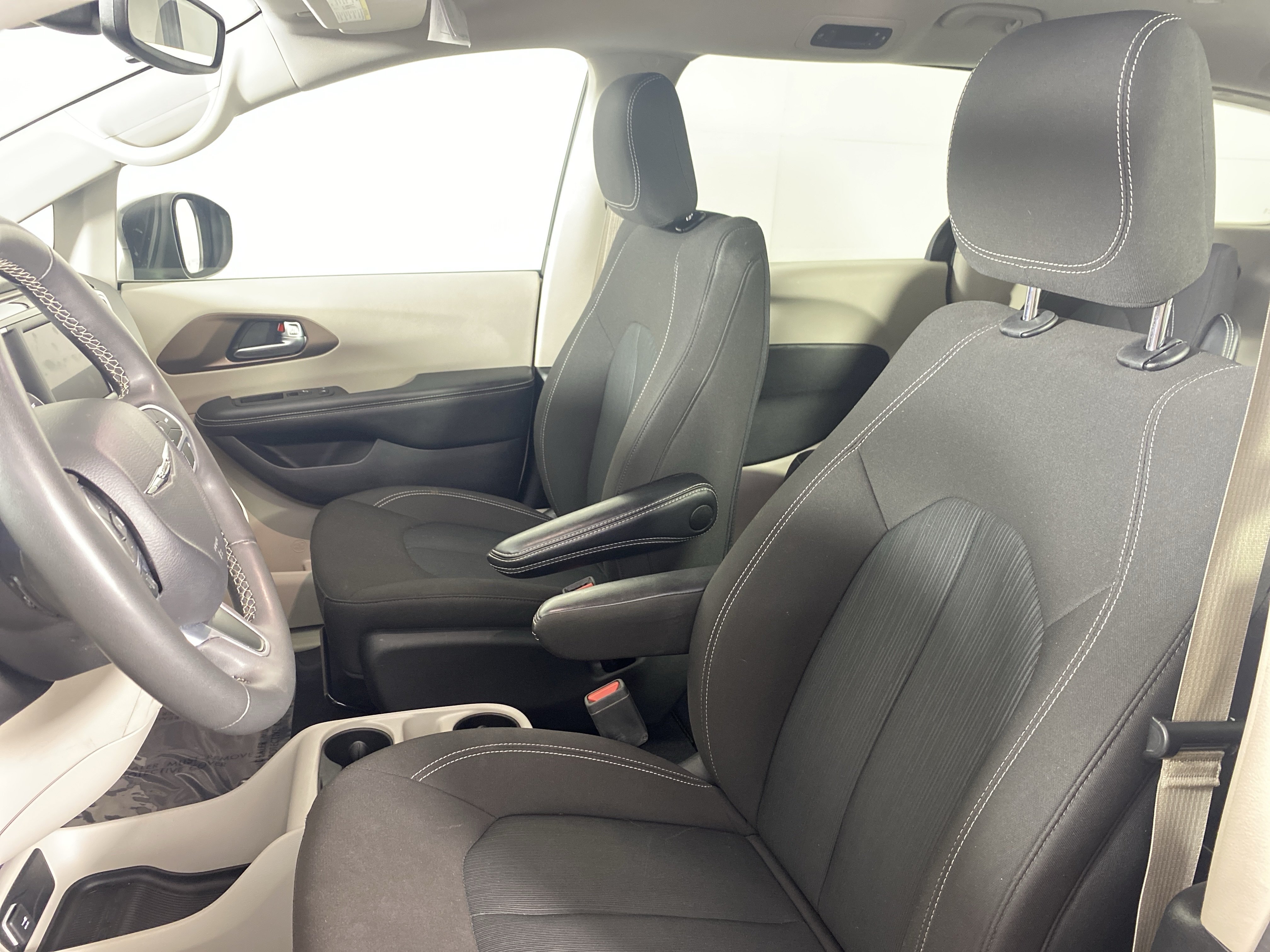 Used 2023 Chrysler Voyager LX FWD image 14