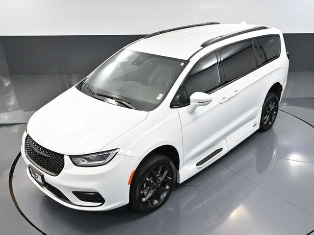 Used 2022 Chrysler Pacifica Touring-L w/ Uconnect Theater Family Group image 64