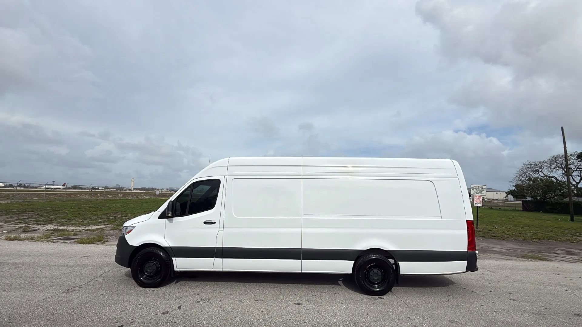 Used 2024 Mercedes-Benz Sprinter 2500 w/ Acoustic Package image 3