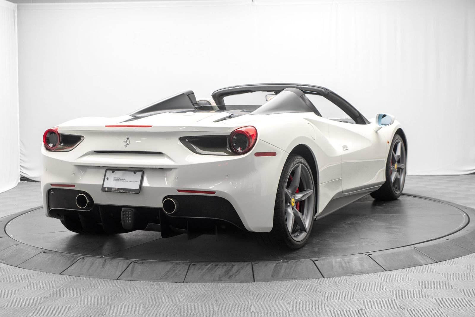 Used 2018 Ferrari 488 Spider RWD image 3