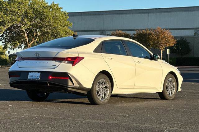 New 2026 Hyundai Elantra Blue image 4