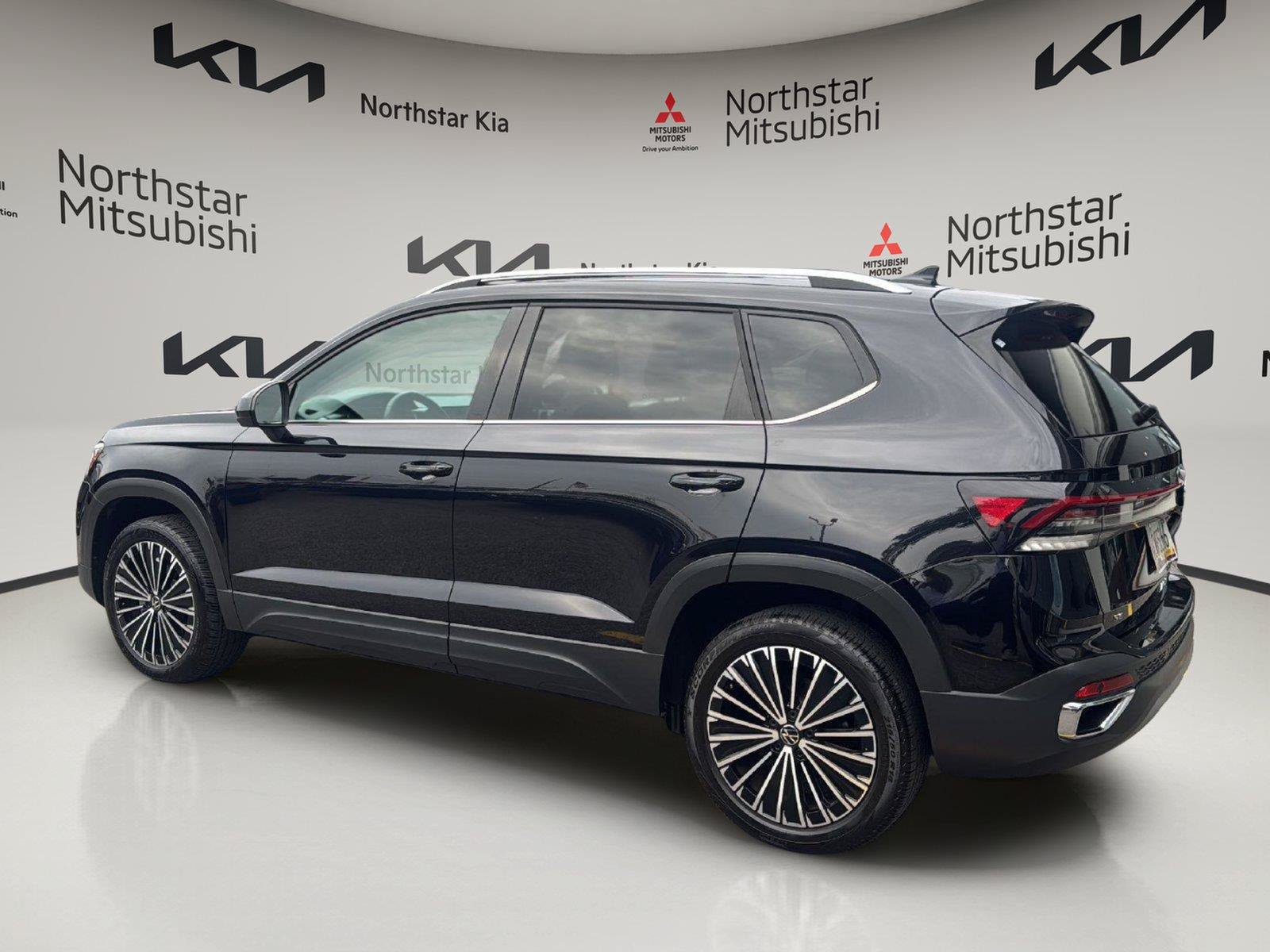 Used 2025 Volkswagen Taos SE FWD image 3