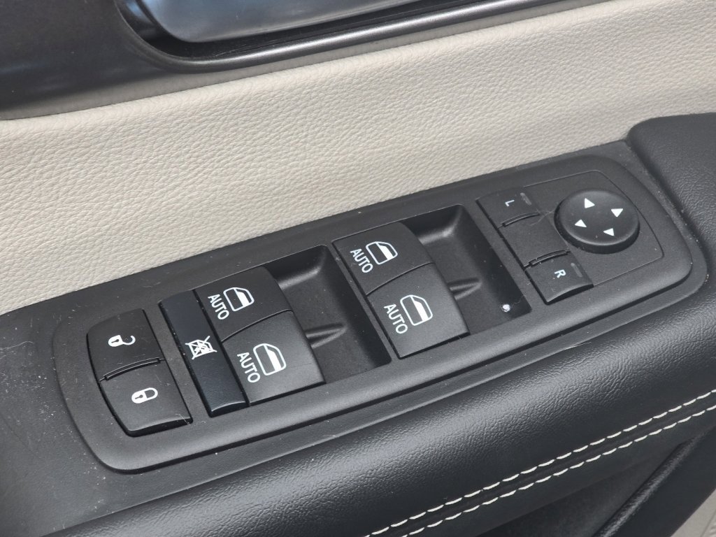 Used 2024 Chrysler Pacifica Touring-L w/ Uconnect Theater Family Group image 24