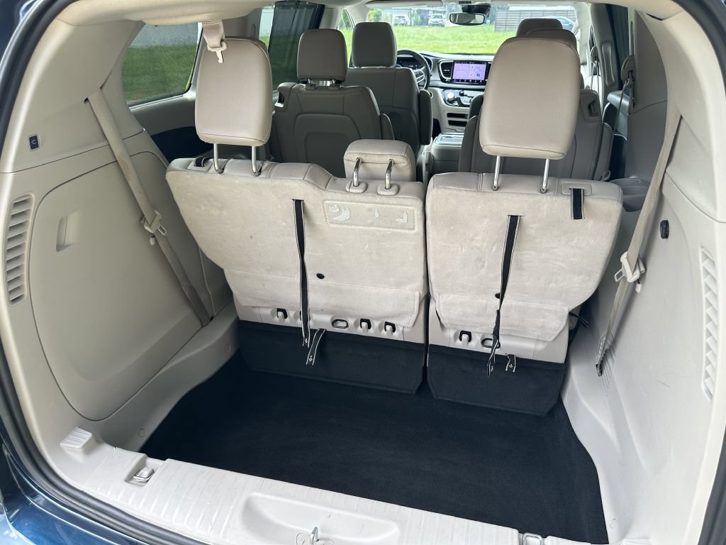 Used 2021 Chrysler Pacifica Touring-L FWD image 15