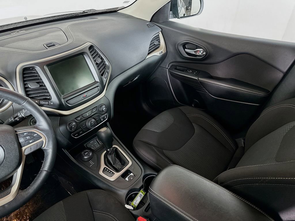 Used 2016 Jeep Cherokee Latitude w/ Cold Weather Group image 28