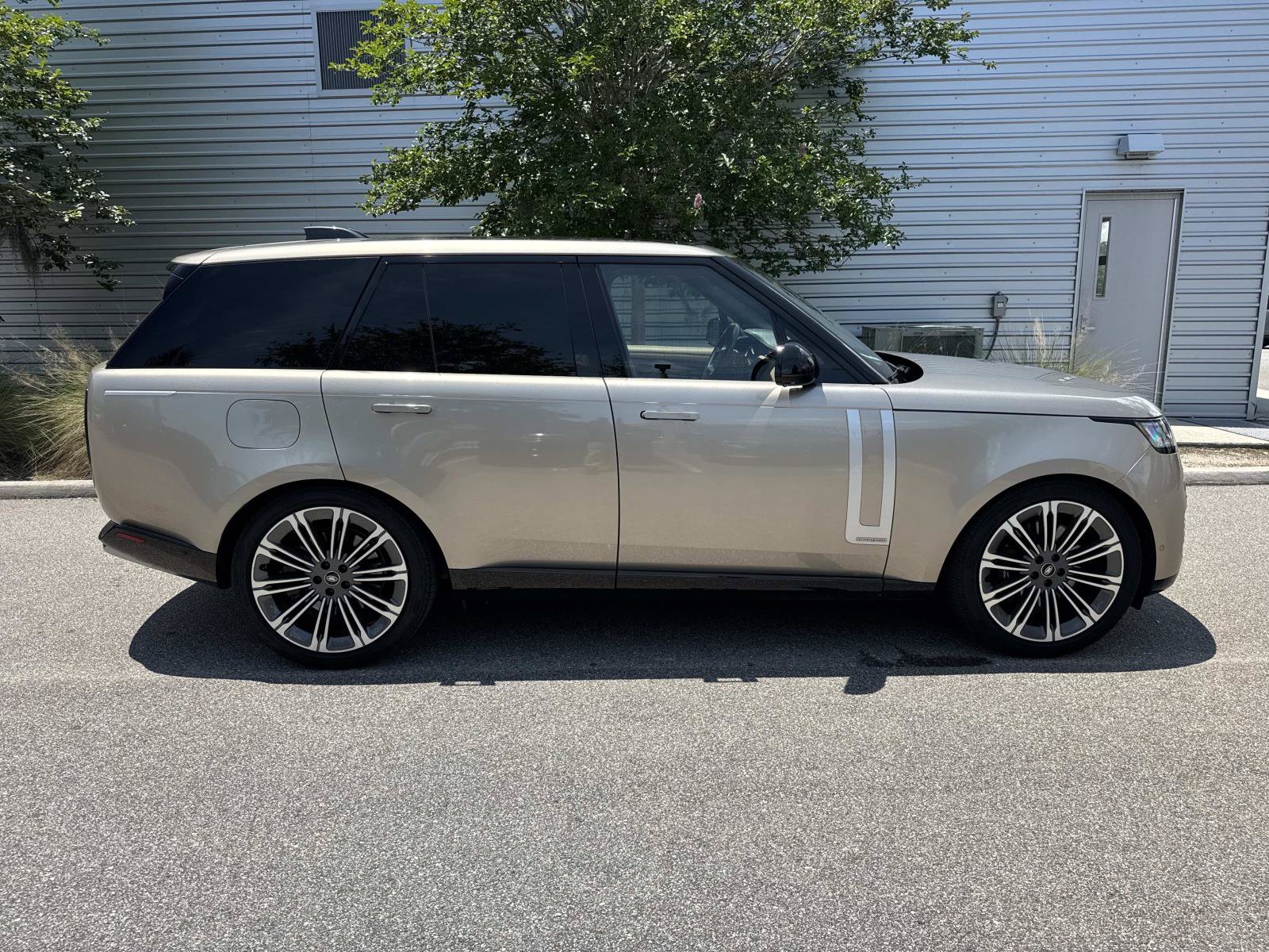 Used 2025 Land Rover Range Rover Autobiography AWD/4WD image 5