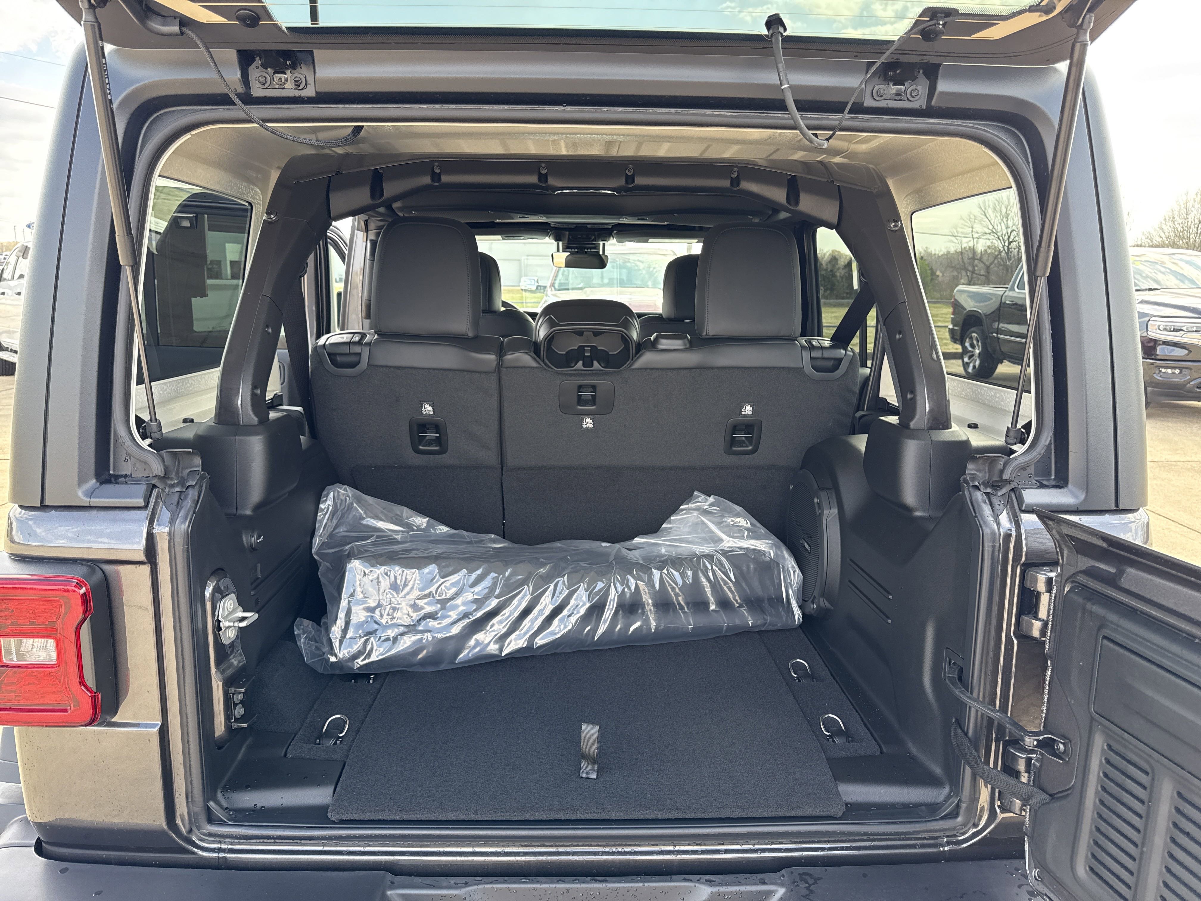 New 2025 Jeep Wrangler Unlimited Rubicon w/ Technology Group image 36