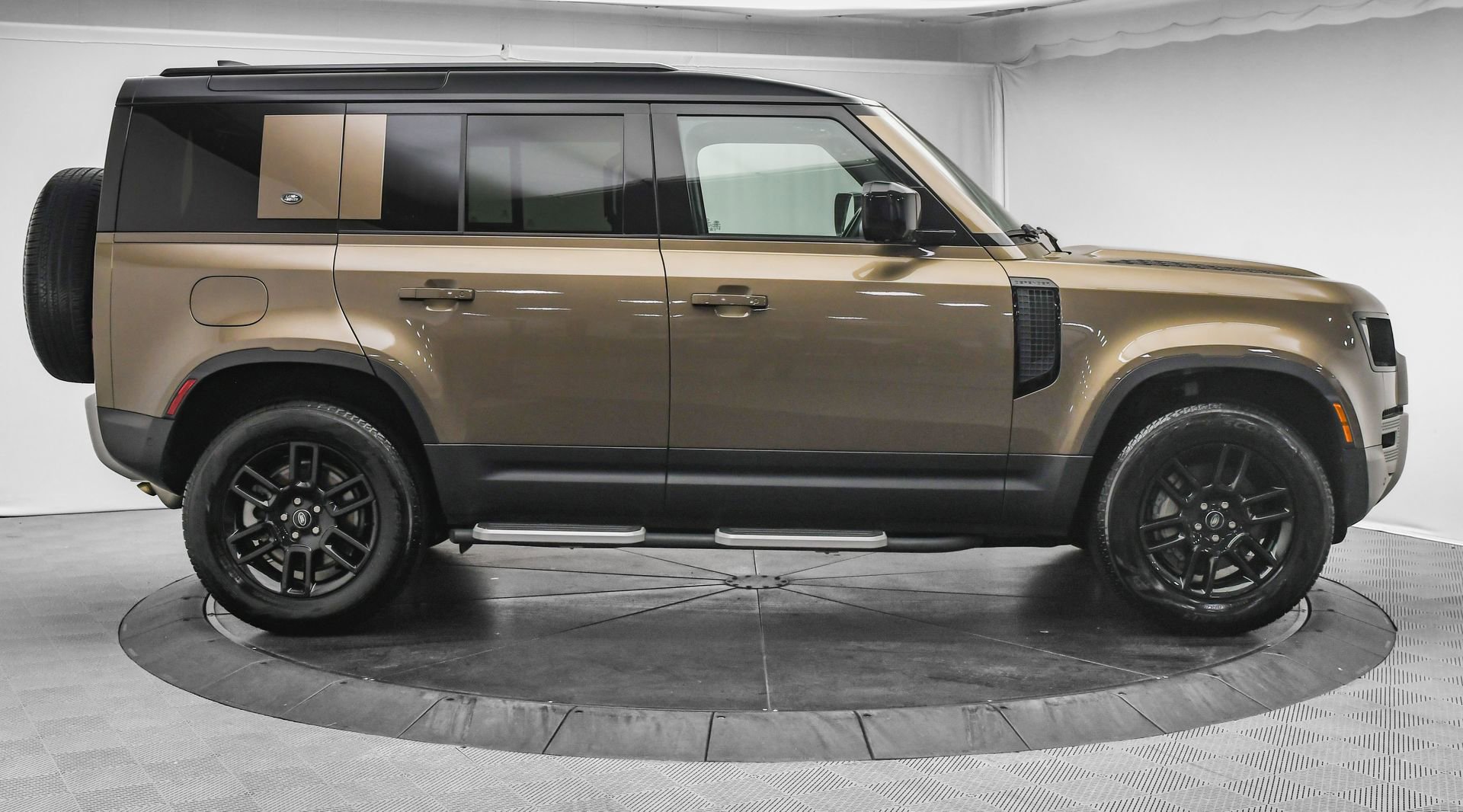 Used 2024 Land Rover Defender 110 S image 9