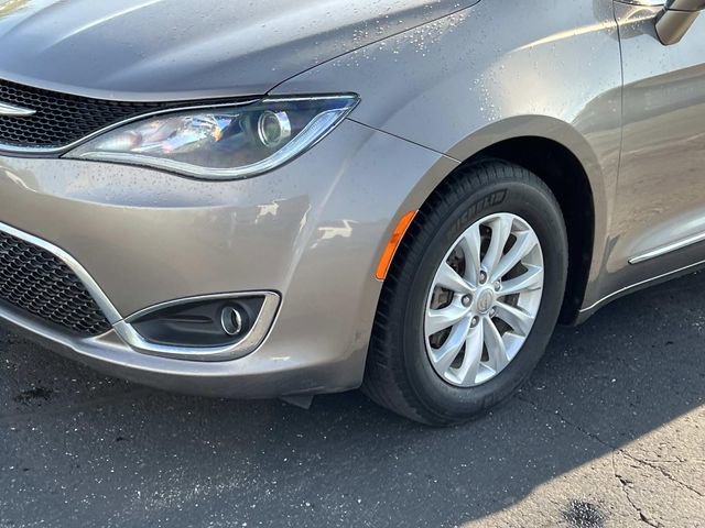 Used 2017 Chrysler Pacifica Touring-L FWD image 8