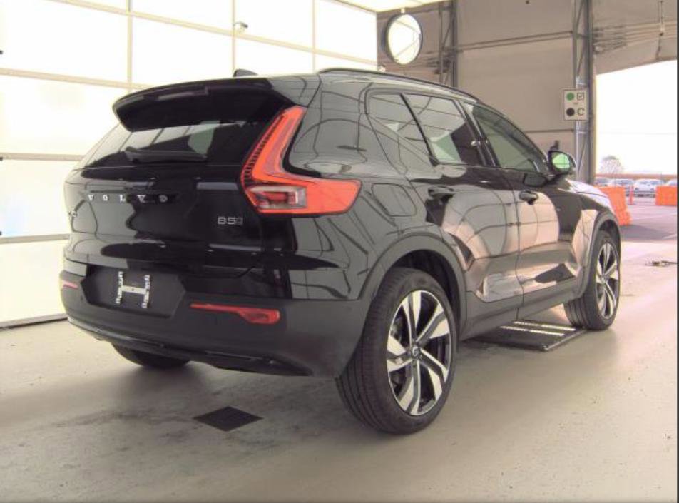 Used 2025 Volvo XC40 B5 Plus image 5