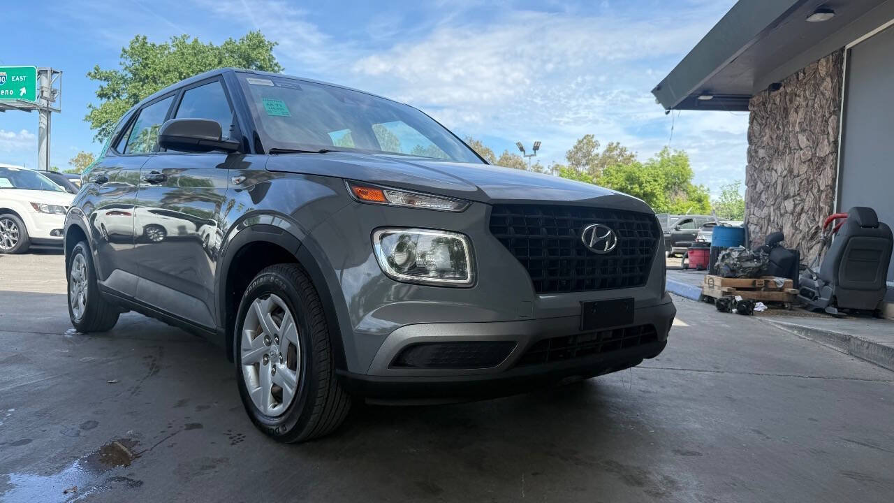 Used 2020 Hyundai Venue SE FWD image 3