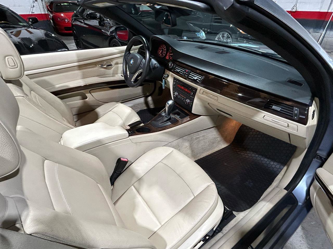 Used 2011 BMW 328i Convertible image 16