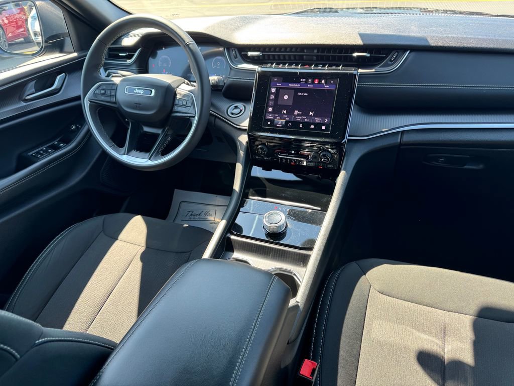 Used 2024 Jeep Grand Cherokee Laredo X image 12