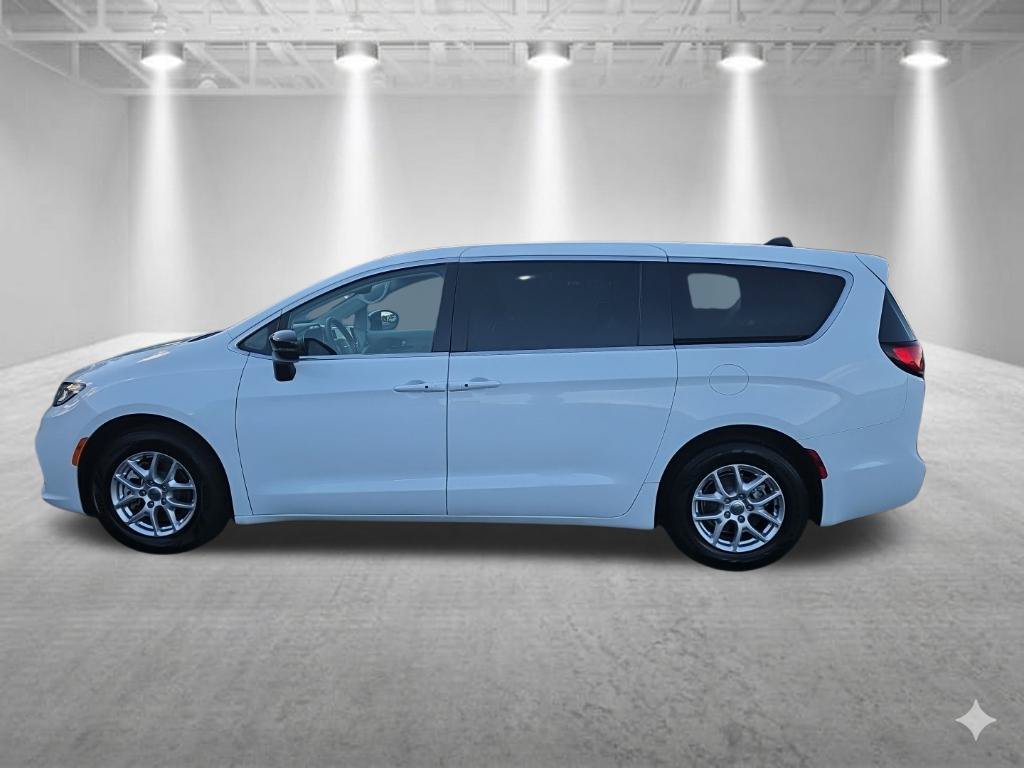 Used 2024 Chrysler Pacifica Touring-L FWD image 7