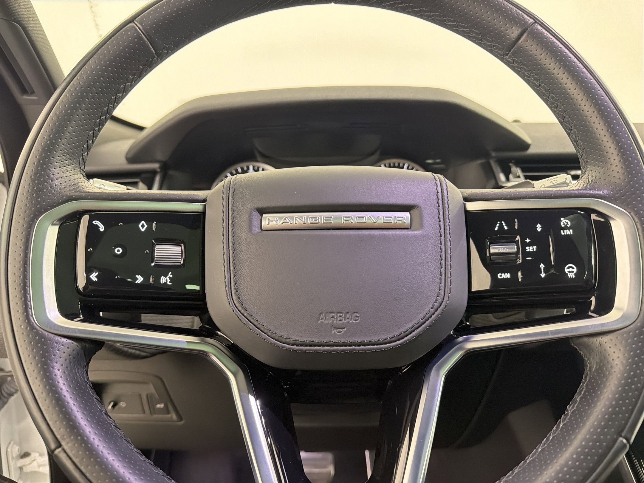 Used 2022 Land Rover Range Rover Velar R-Dynamic S image 17