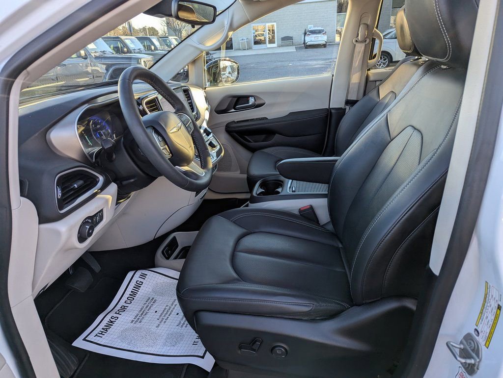 Used 2024 Chrysler Pacifica Touring-L image 13