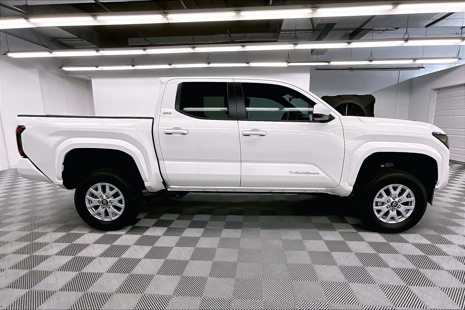 Used 2025 Toyota Tacoma SR5 AWD/4WD image 15