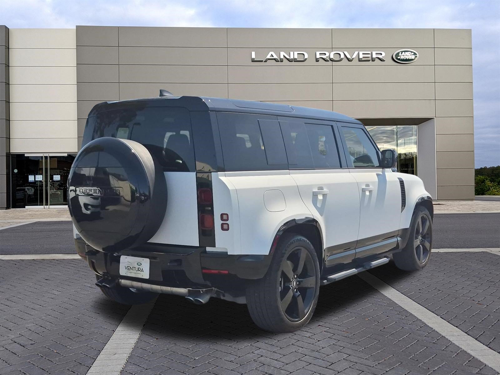 Certified 2025 Land Rover Defender 110 X-Dynamic SE AWD/4WD image 5