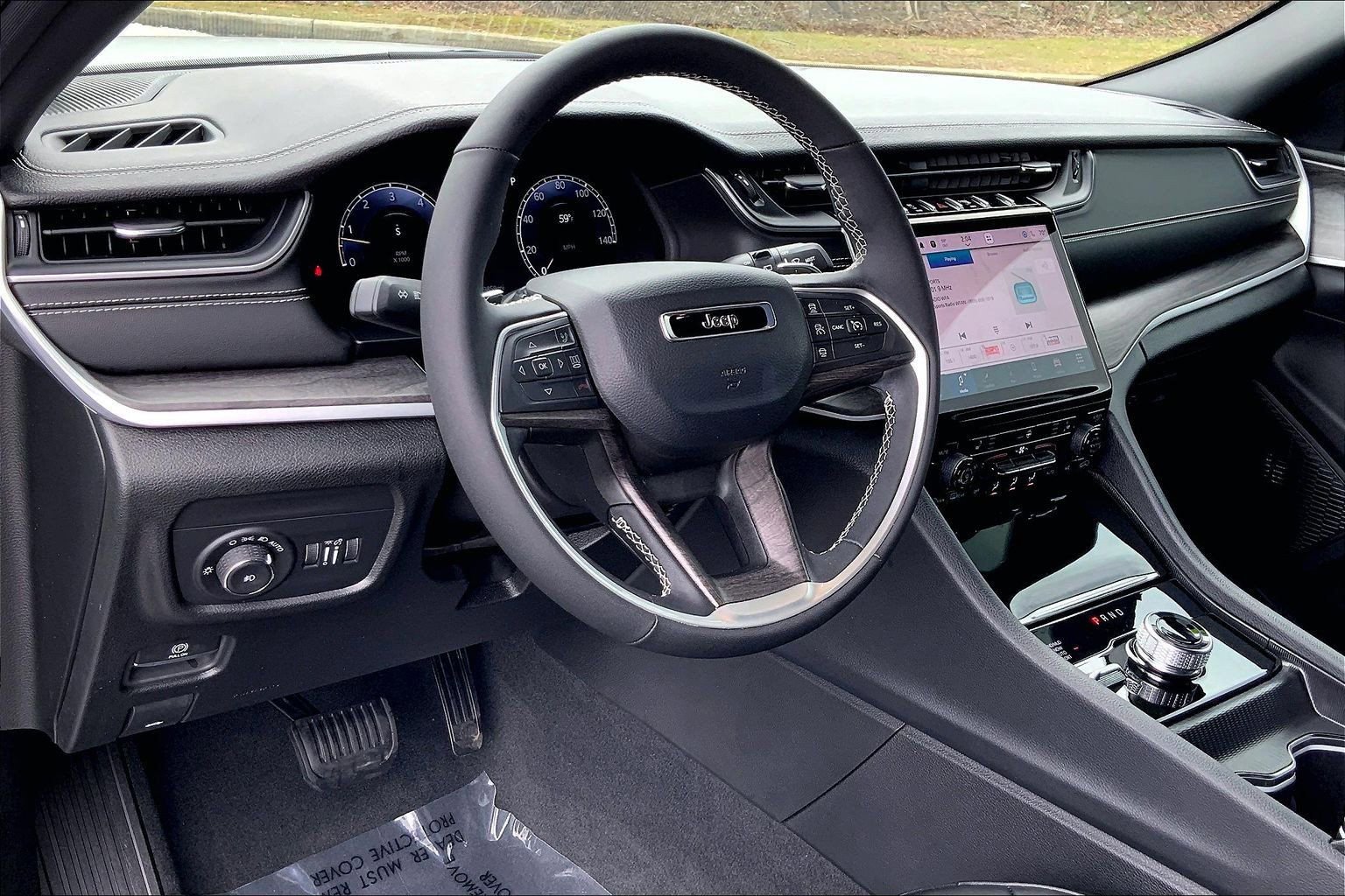 Used 2025 Jeep Grand Cherokee Limited w/ Black Appearance Package image 17