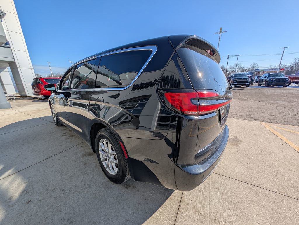 Used 2024 Chrysler Pacifica Touring-L image 6