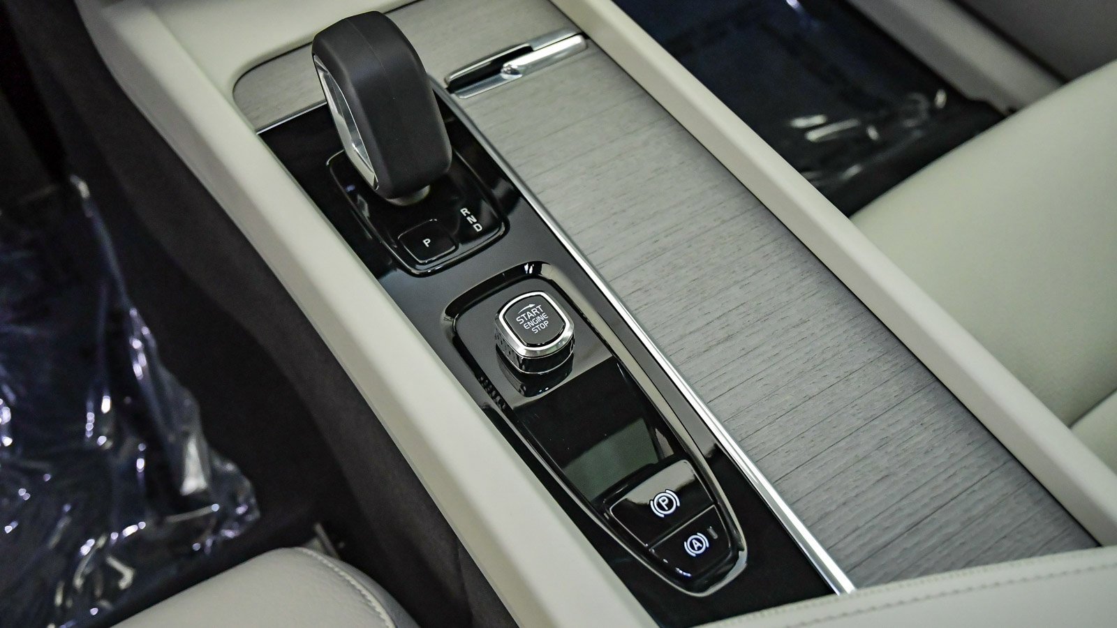 Certified 2025 Volvo XC60 T8 Plus w/ Protection Package Premier image 23