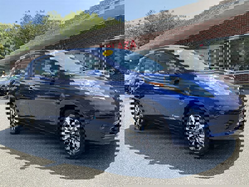 Used 2017 Nissan Leaf SV image 3