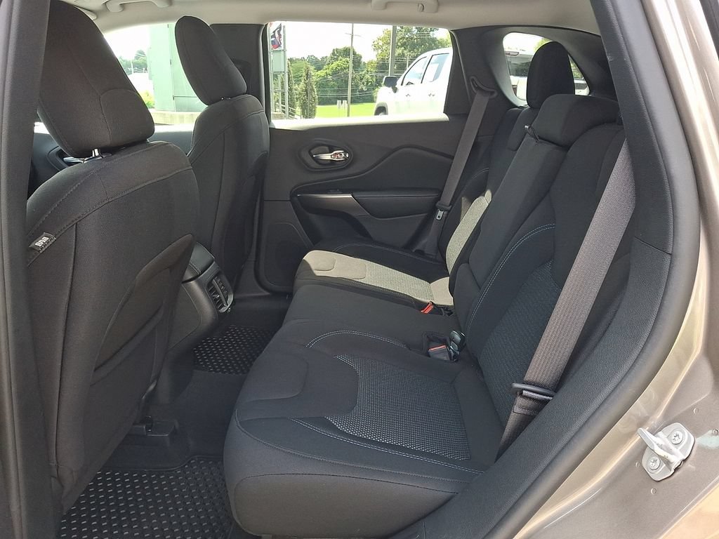 Used 2020 Jeep Cherokee Latitude w/ Cold Weather Group AWD/4WD image 10