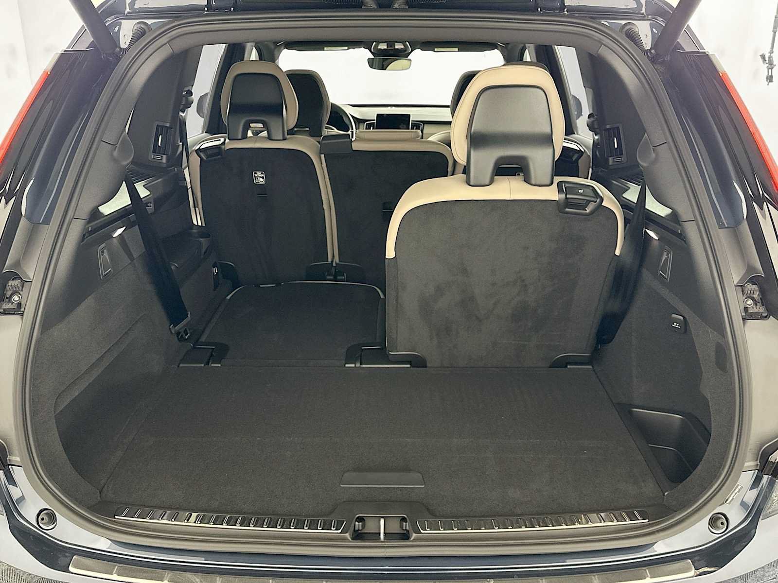 New 2026 Volvo XC90 B6 Plus w/ Protection Package Premier AWD/4WD image 24