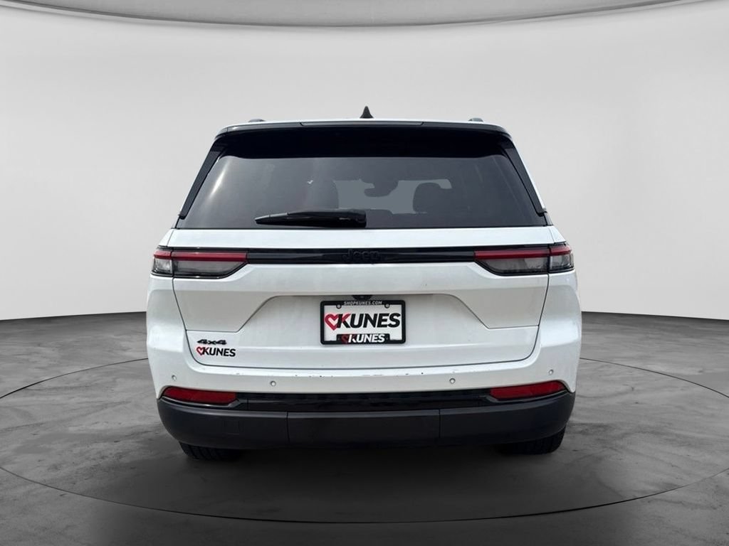 Used 2023 Jeep Grand Cherokee Altitude AWD/4WD image 9