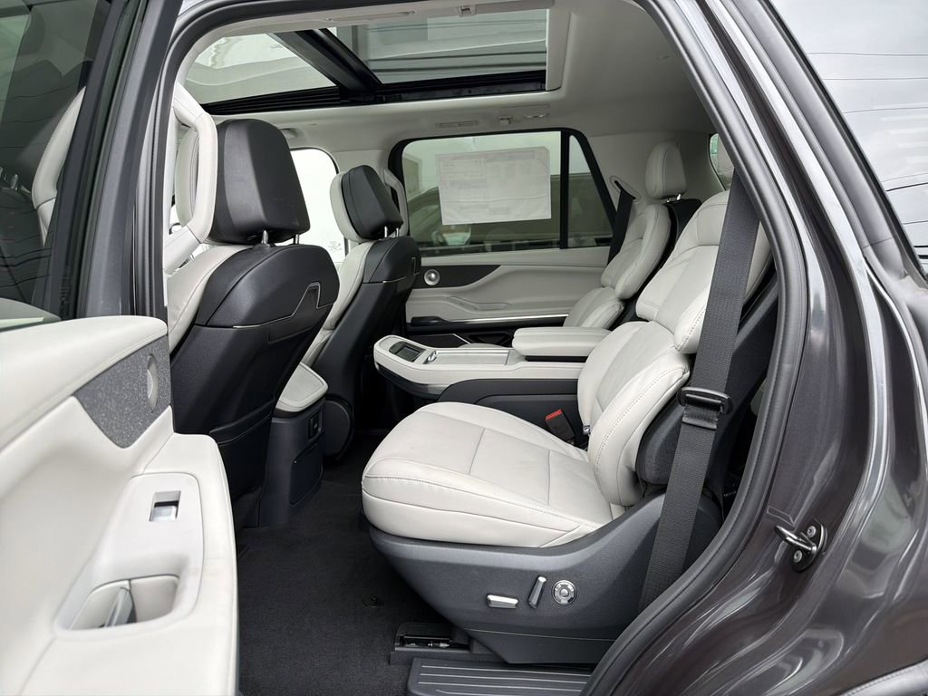 New 2025 Lincoln Navigator Reserve image 6