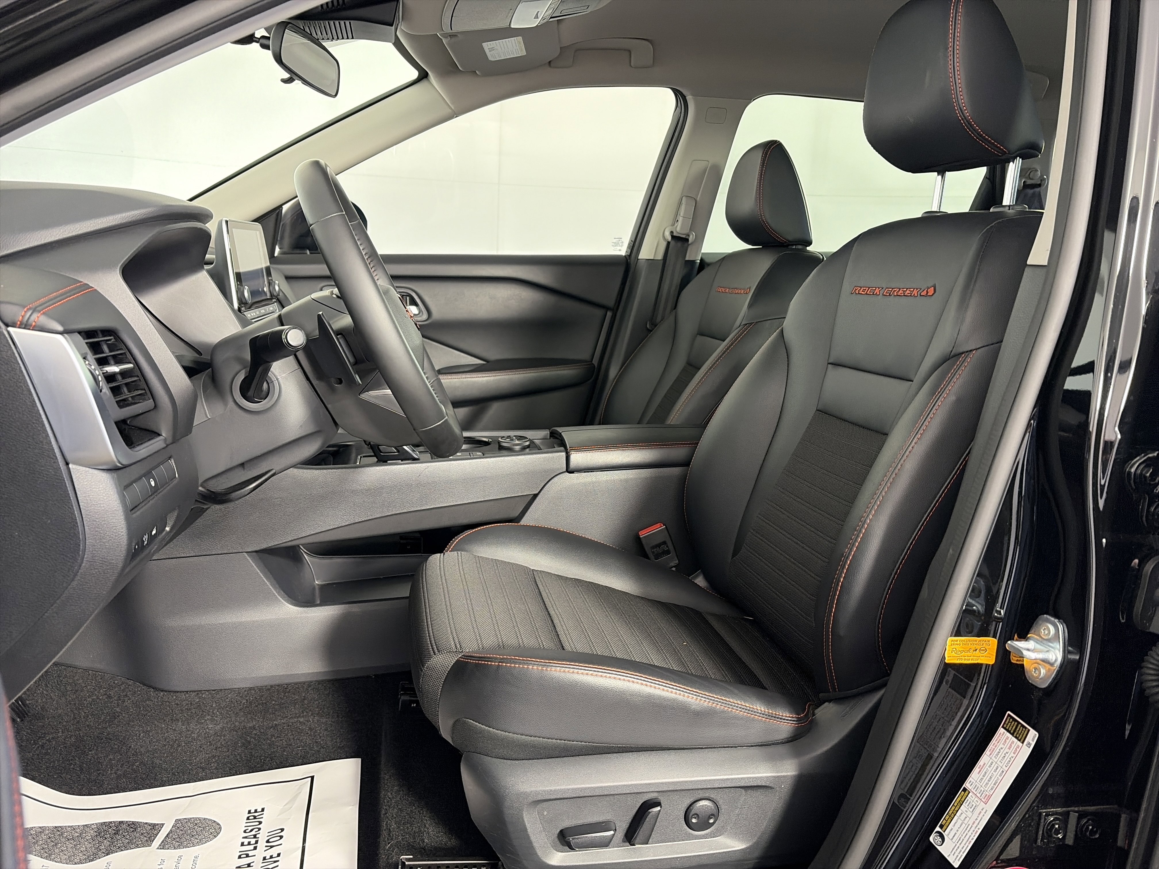 Used 2025 Nissan Rogue SV image 6