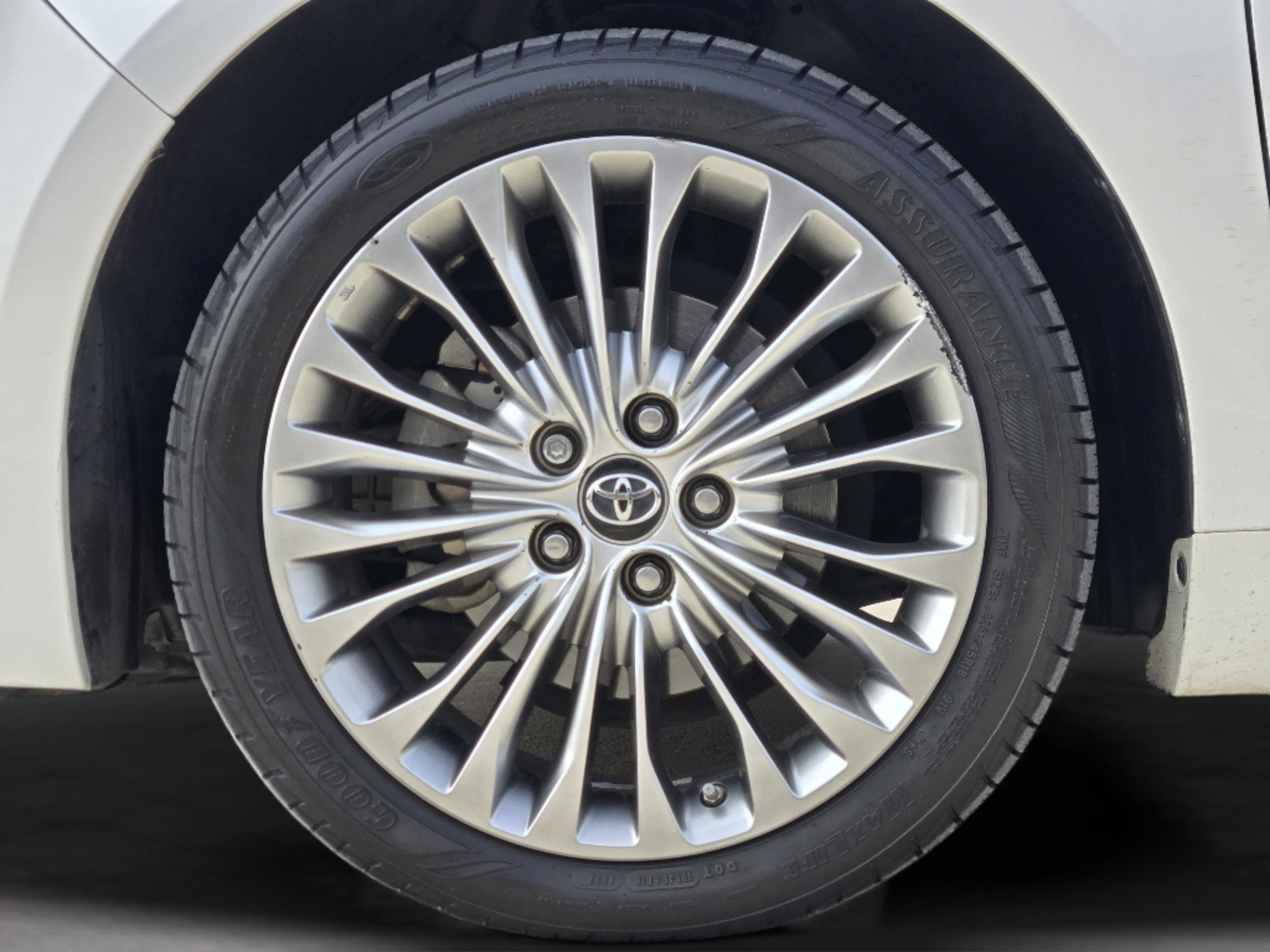 Used 2018 Toyota Avalon Limited FWD image 30