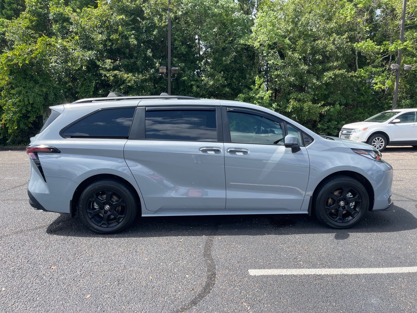 Used 2025 Toyota Sienna XLE Woodland Edition AWD/4WD image 21