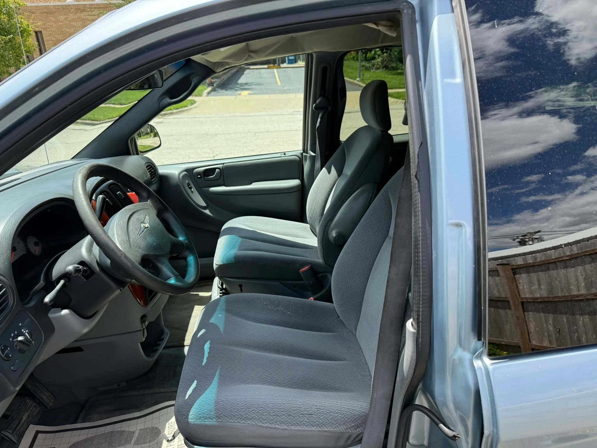 Used 2005 Chrysler Town & Country LX w/ Popular Equipment Group II FWD image 4
