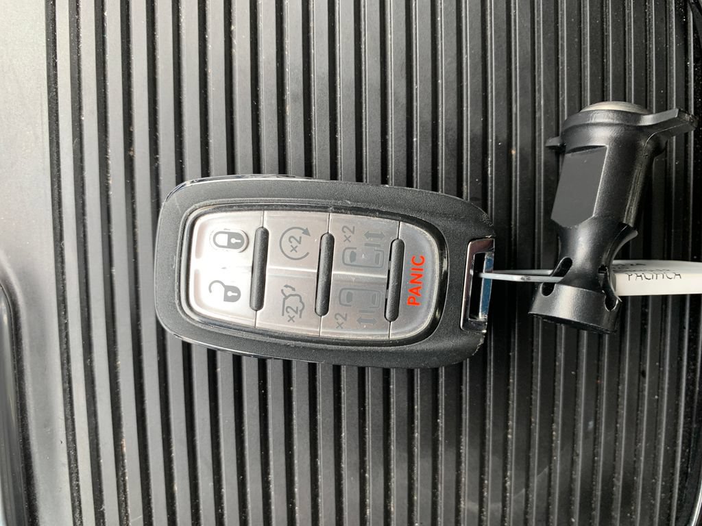 Used 2025 Chrysler Pacifica Limited FWD image 33