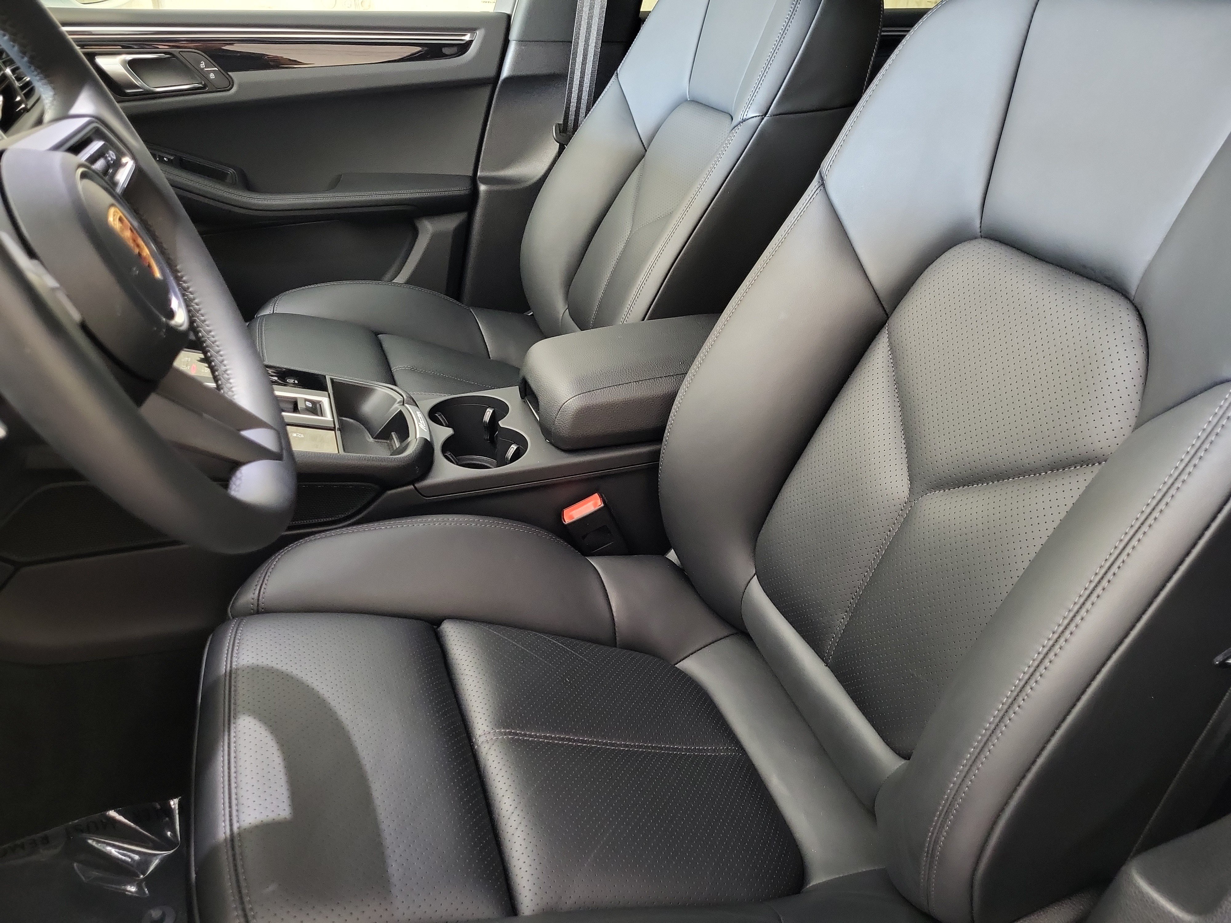 Certified 2026 Porsche Macan AWD/4WD image 5