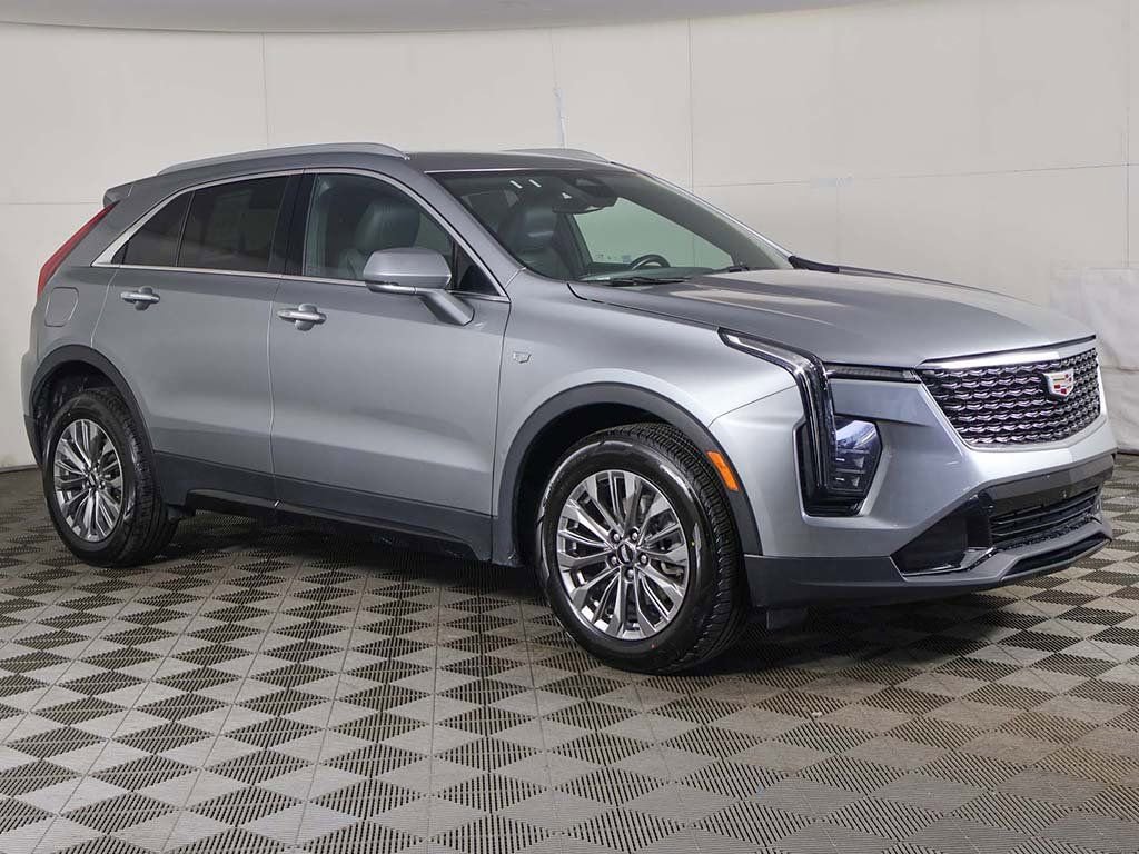 Used 2024 Cadillac XT4 Premium Luxury image 2