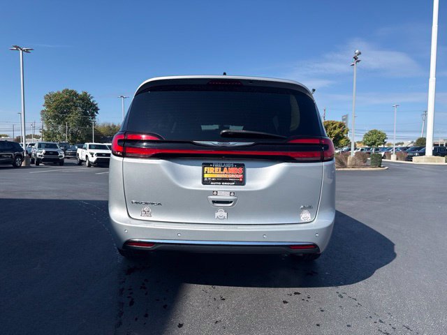 Used 2023 Chrysler Pacifica Touring-L AWD/4WD image 6
