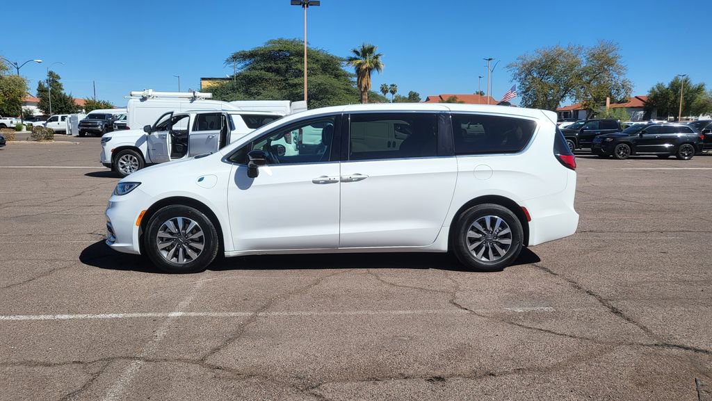 Used 2024 Chrysler Pacifica Select image 5