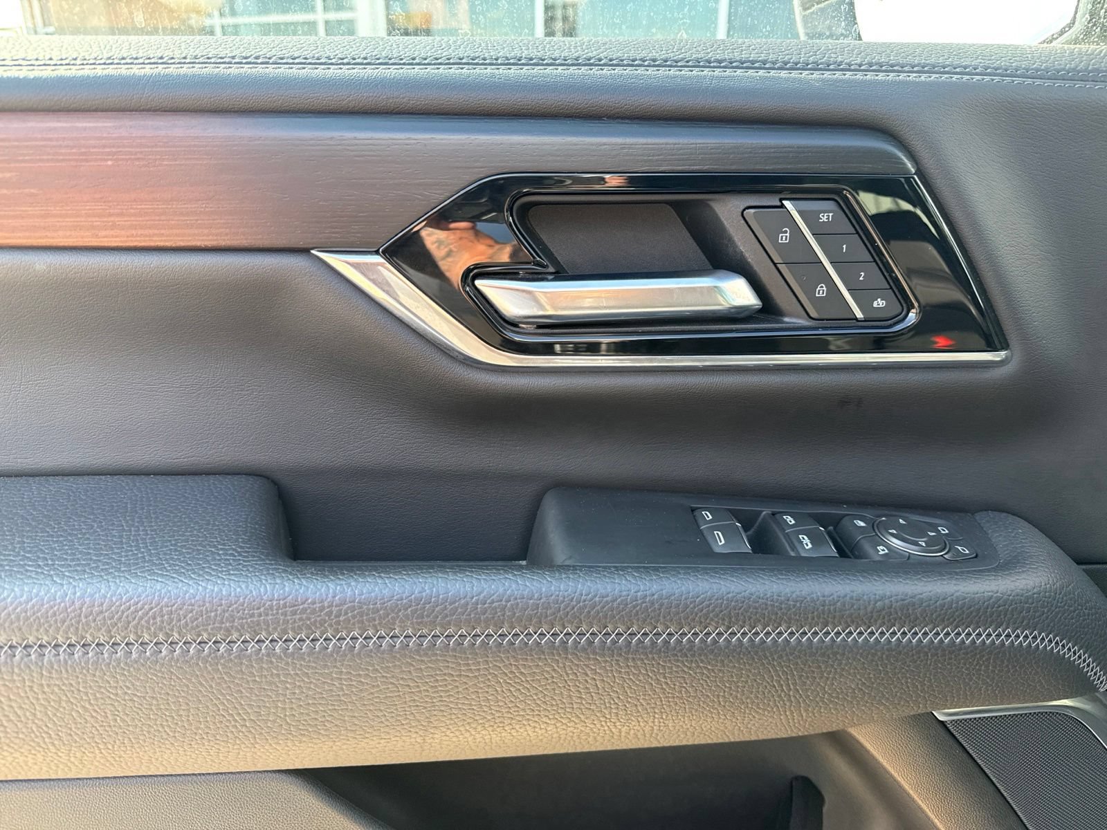 Used 2025 GMC Yukon Denali AWD/4WD image 16