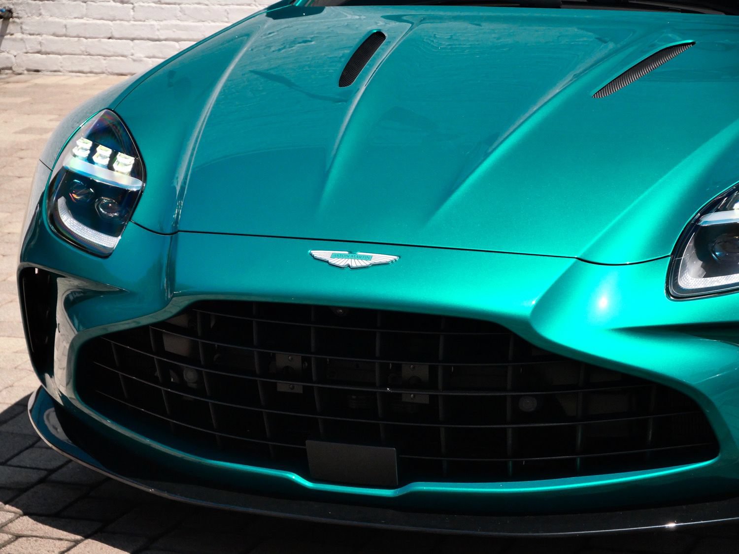 Used 2025 Aston Martin V8 Vantage Coupe RWD image 17