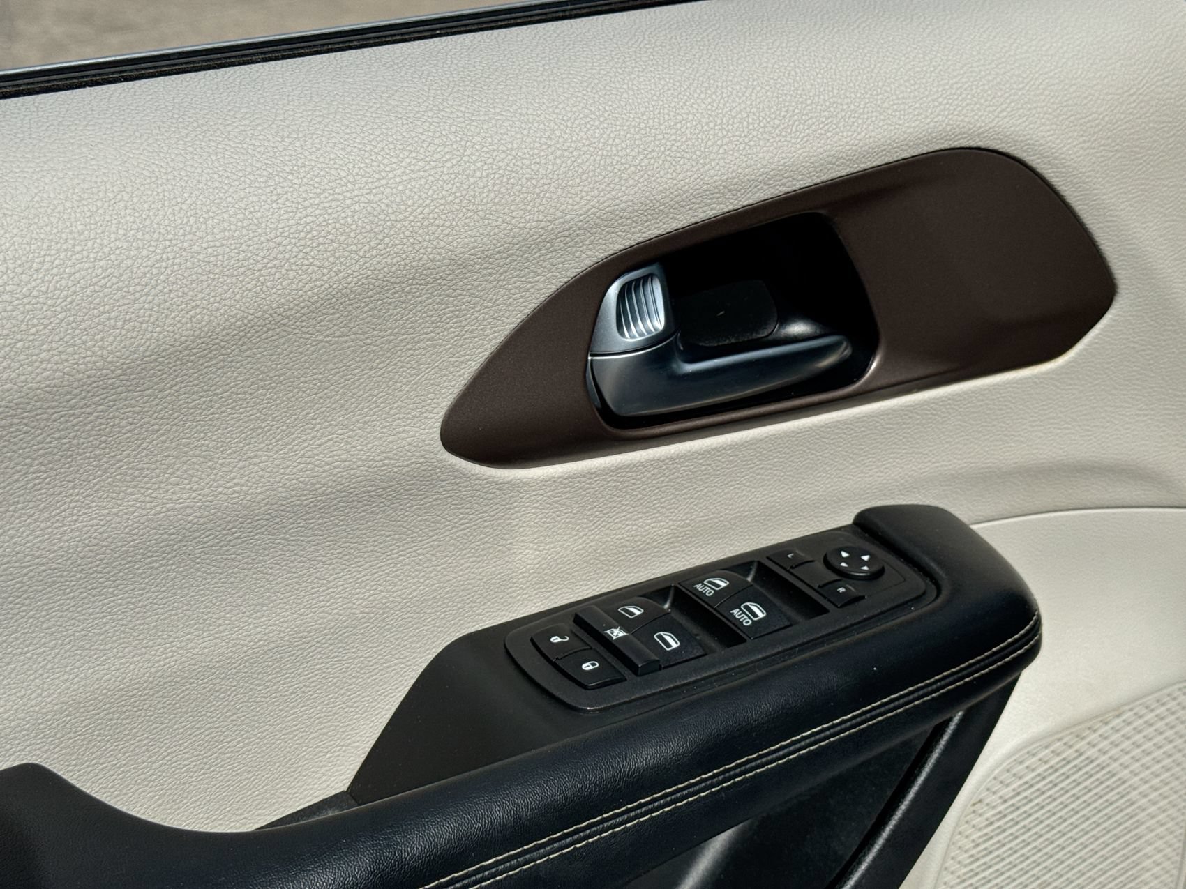 Used 2022 Chrysler Voyager LX FWD image 13