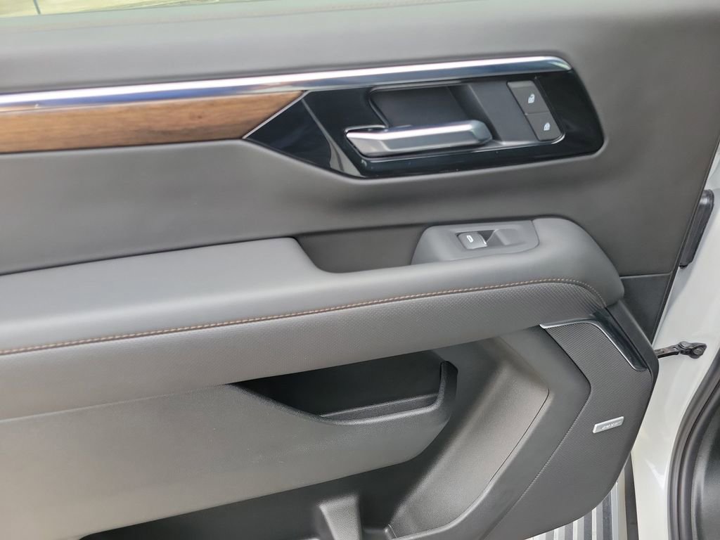 Used 2025 Chevrolet Suburban High Country AWD/4WD image 14